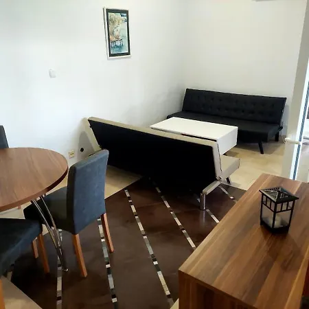 Atina And Tara Peroj