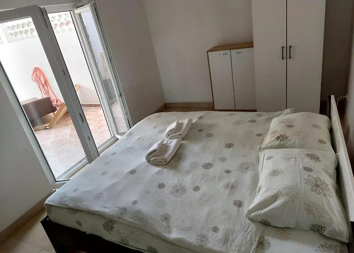 아파트 Atina And Tara 페로이