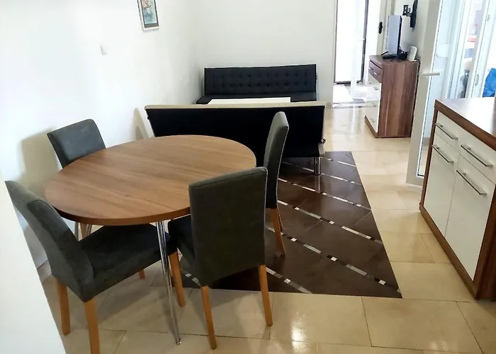 아파트 Atina And Tara 페로이